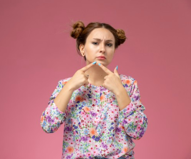 फेशियल के बाद चेहरे पर होने वाले रैशेज और पिंपल्स की वजह हो सकती हैं आपकी ये गलतियां  